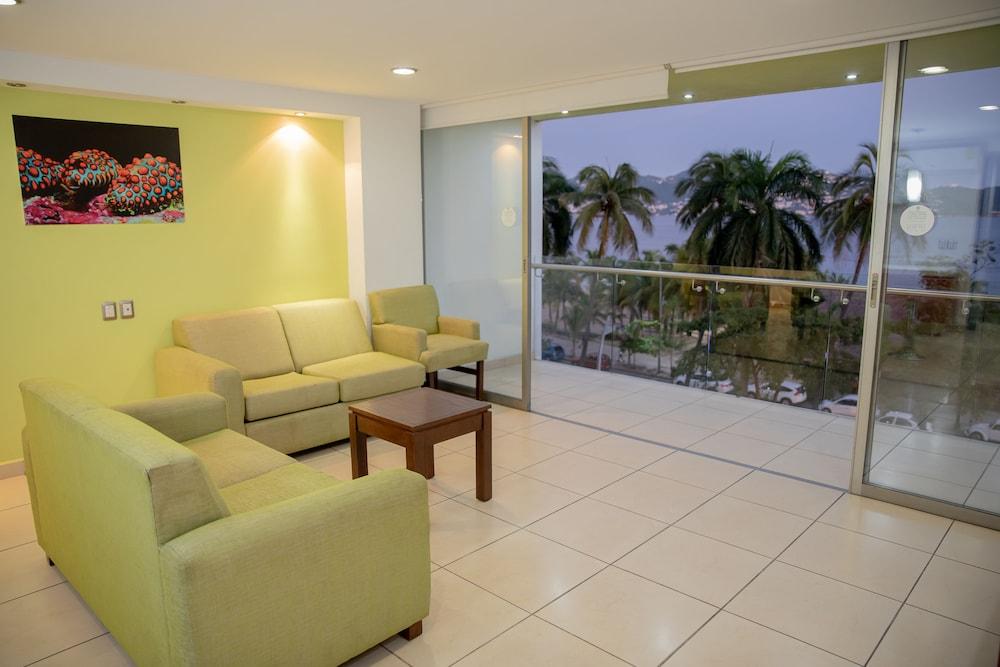 Ramada By Wyndham Acapulco Hotel & Suites Екстер'єр фото