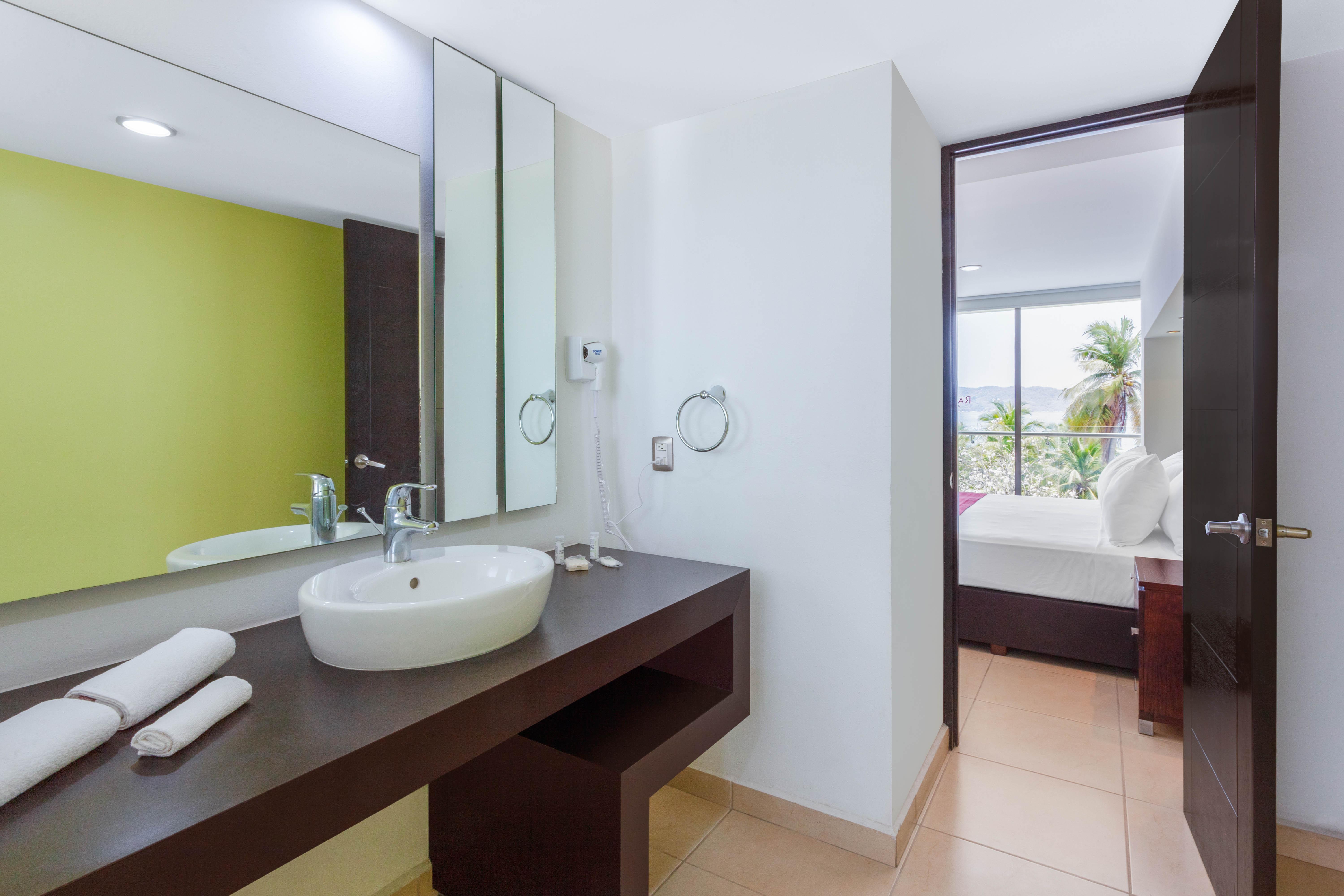 Ramada By Wyndham Acapulco Hotel & Suites Екстер'єр фото