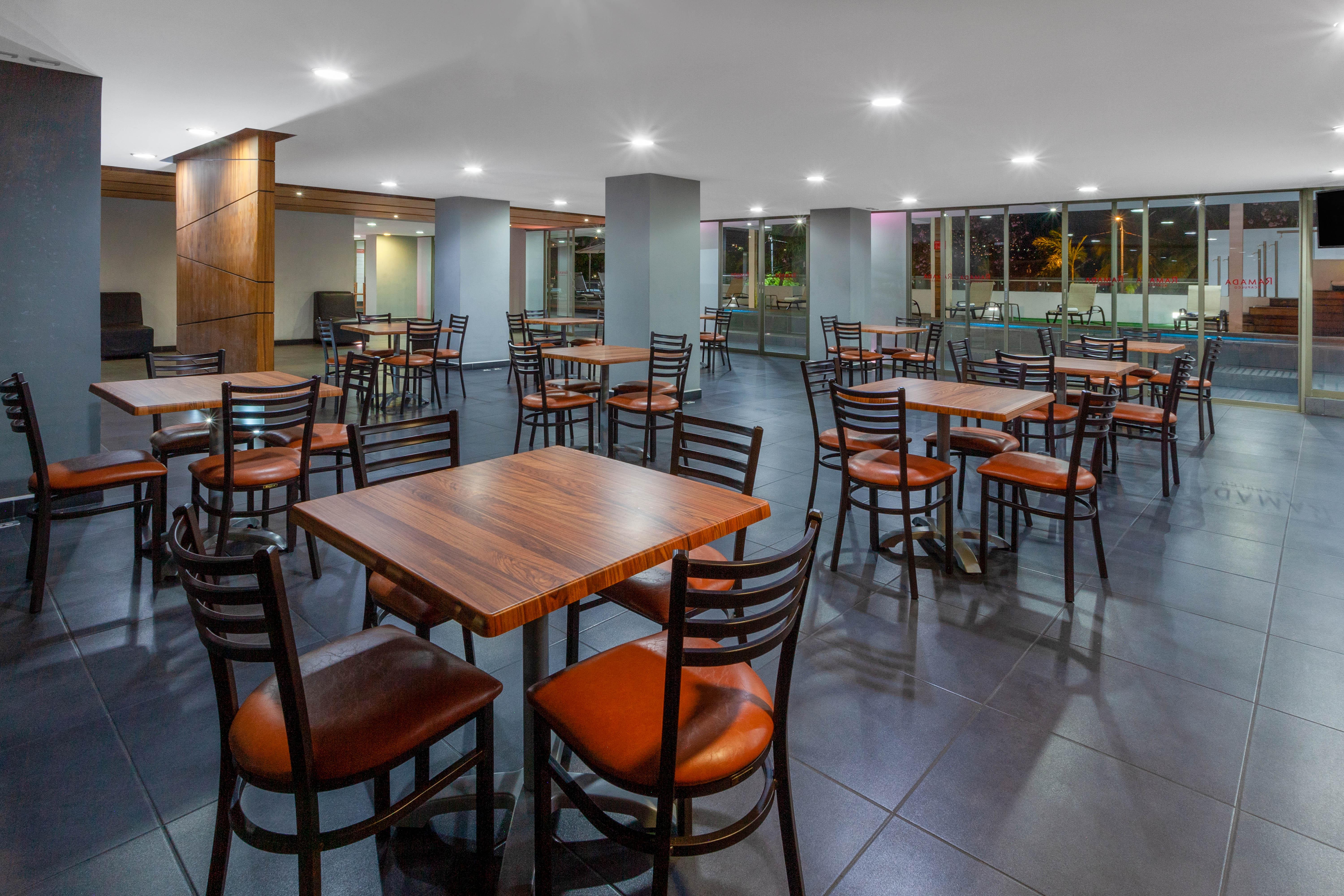 Ramada By Wyndham Acapulco Hotel & Suites Екстер'єр фото