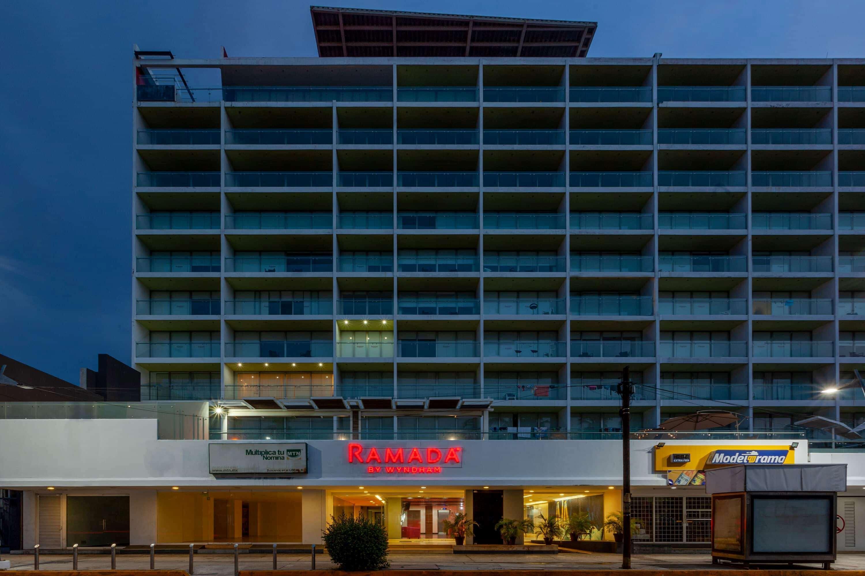Ramada By Wyndham Acapulco Hotel & Suites Екстер'єр фото