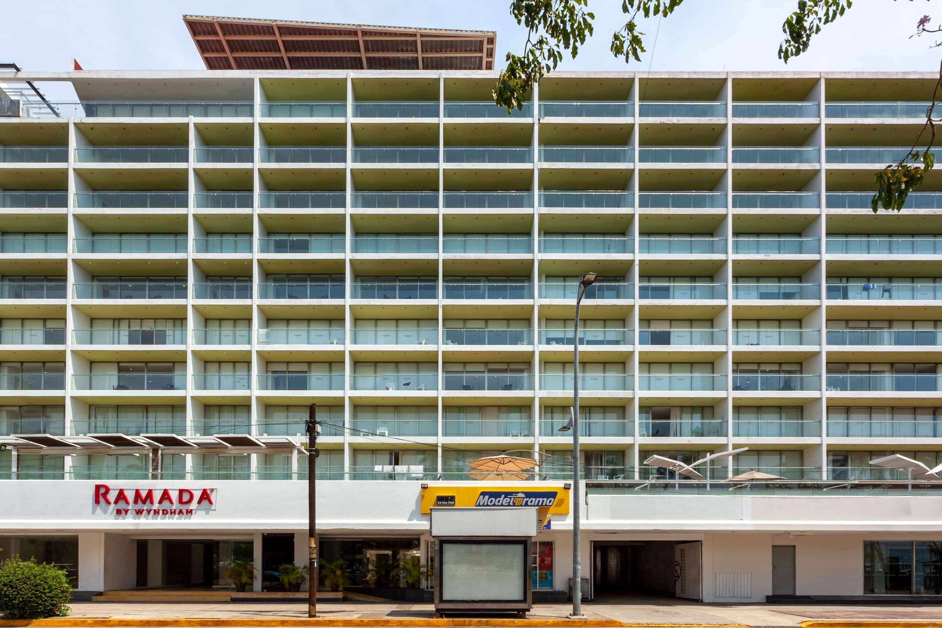 Ramada By Wyndham Acapulco Hotel & Suites Екстер'єр фото
